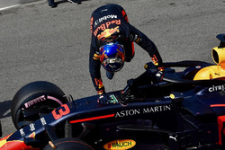 Il poleman Daniel Ricciardo, Red Bull Racing RB14 festeggia nel parco chiuso