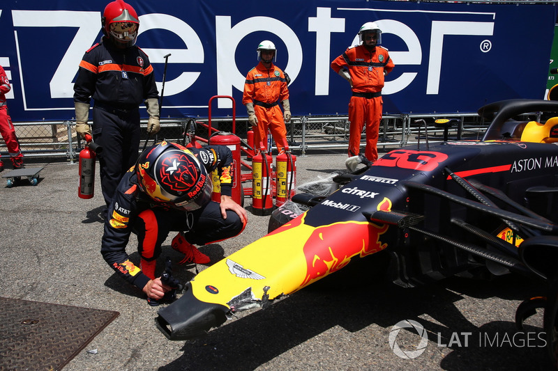 Max Verstappen, Red Bull Racing RB14 regarde sa voiture endommagée