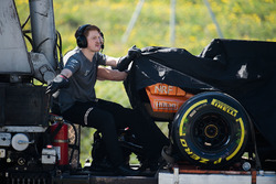 Вкритий McLaren MCL32 Фернандо Алонсо повертають у бокси
