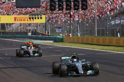 Валттері Боттас, Mercedes AMG F1 W08, Льюіс Хемілтон, Mercedes AMG F1 W08 та Макс Ферстаппен, Red Bu