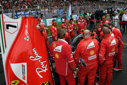 Ferrari mechanics observe the car of Kimi Raikkonen, Ferrari SF70-H with Turbo issues