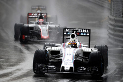 Felipe Massa, Williams FW38, en Romain Grosjean, Haas VF-16 Ferrari