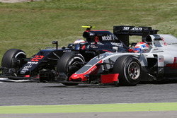 Romain Grosjean, Haas F1 Team und Jenson Button, McLaren Honda