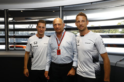 Ron Dennis, voorzitter McLaren Automotive, met Stoffel Vandoorne en Jenson Button