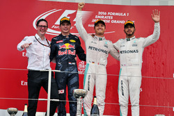 Podium: Andrew Shovlin, Mercedes AMG F1; 2. Max Verstappen, Red Bull Racing; 1. Nico Rosberg, Merced