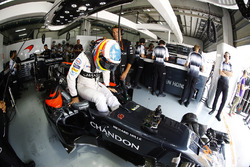 Фернандо Алонсо, McLaren MP4-31 сідає в свій болід в боксах