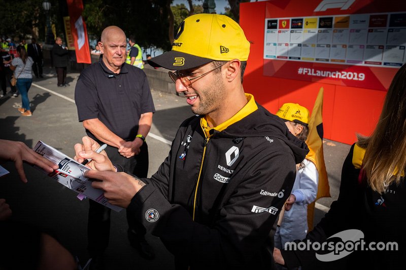 Daniel Ricciardo, Renault F1 Team signs autographs for the fans