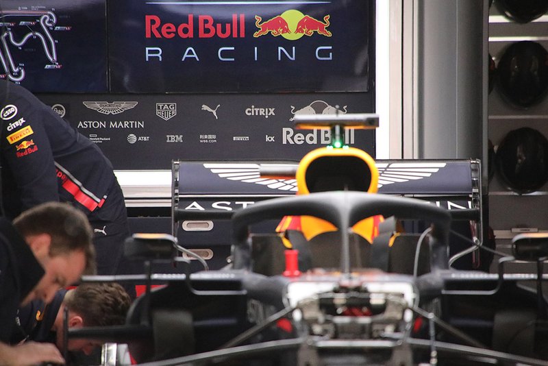 Red Bull RB15: dettaglio dell'ala posteriore carica di Verstappen