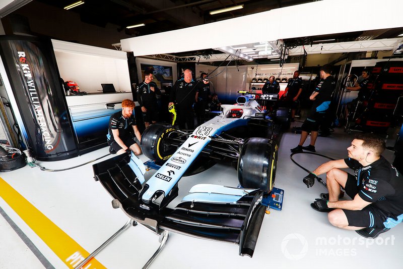 Robert Kubica, Williams FW42, in the garage