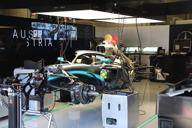 Ecco la Mercedes W10 di Lewis hamilton nel box