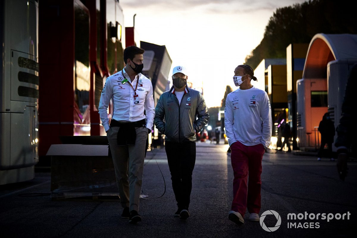 Kiri-kanan: Toto Wolff, Direktur Eksekutif (Bisinis), Mercedes AMG, berbincang dengan kedua pembalapnya, Valtteri Bottas dan Lewis Hamilton.