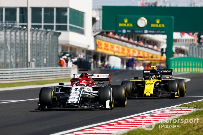 Kimi Raikkonen, Alfa Romeo Racing C38, leads Nico Hulkenberg, Renault F1 Team R.S. 19