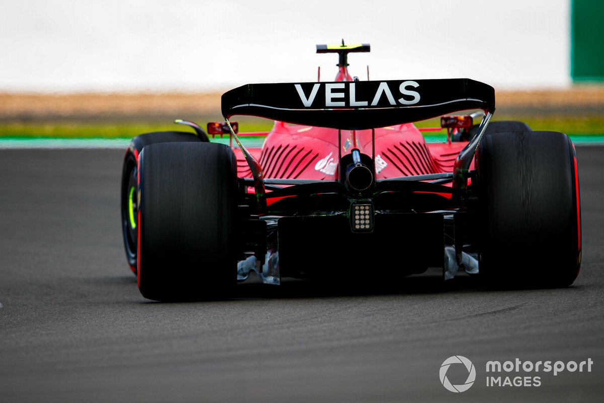 Carlos Sainz, Ferrari F1-75: ecco il cofano motore che avvolge lo scarico per migliorare l'efficienza