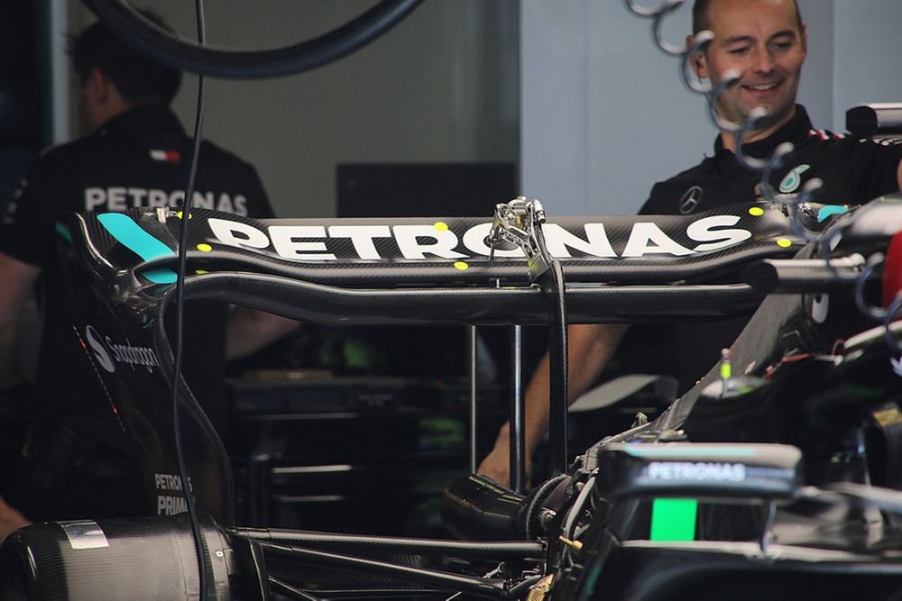 Mercedes W14 detalle del alerón trasero y el actuador del DRS