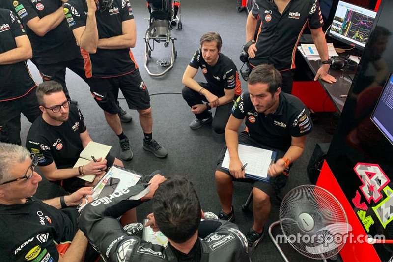 Rivola luistert net als de engineers aandachtig naar de feedback van Espargaro.