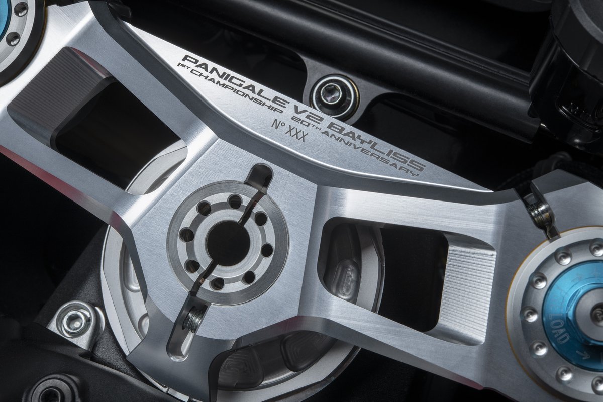 Triple clamp spesial menunjukkan nomor produksi Ducati Panigale V2 Bayliss.
