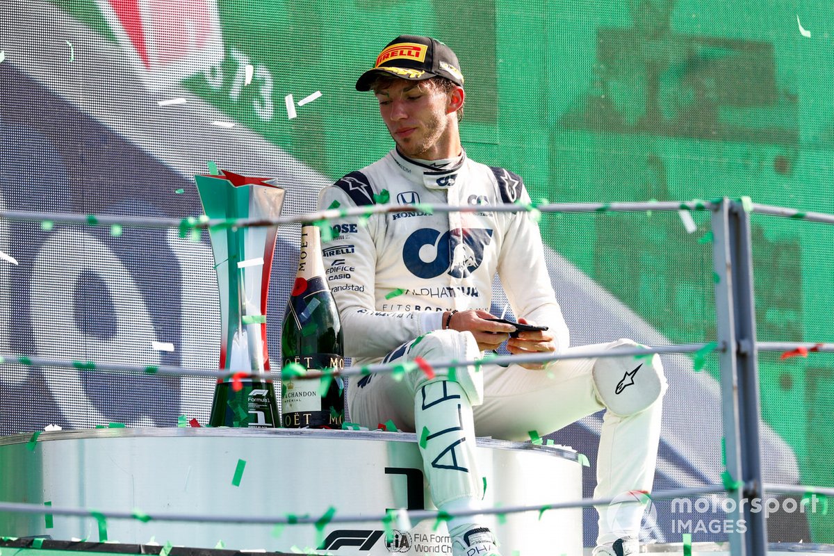 Pierre Gasly duduk di podium GP Italia 2020 dengan trofinya setelah mempersembahkan kemenangan pertama untuk AlphaTauri.