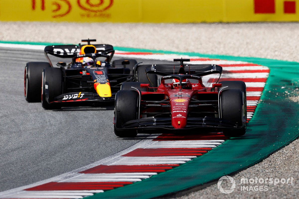 Charles Leclerc, Ferrari F1-75, Max Verstappen, Red Bull Racing RB18 en batalla.