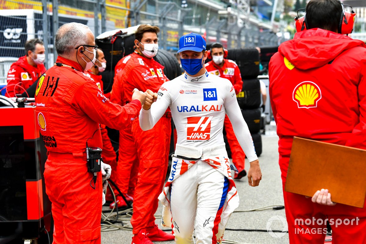 Mick Schumacher, Haas F1, with Ferrari mechanics on the grid