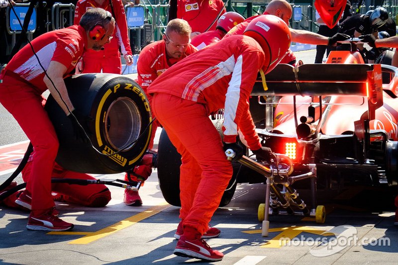 Механіки Ferrari під час піт-стопу