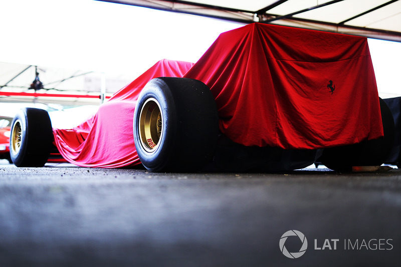 Автомобиль Ferrari F1 под покрывалом