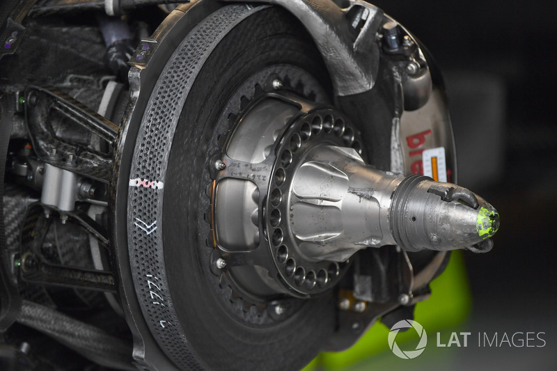 Mercedes-Benz F1 W08 ön fren ve tekerlek göbeği detayı