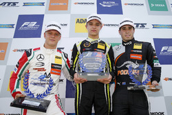 Подіум новачків: переможець Ландо Норріс (Carlin, Dallara F317 Volkswagen), другий призер Мік Шумахе