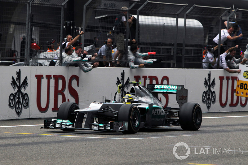 Nico Rosberg, Mercedes AMG F1 W03, cruza la meta como ganador.