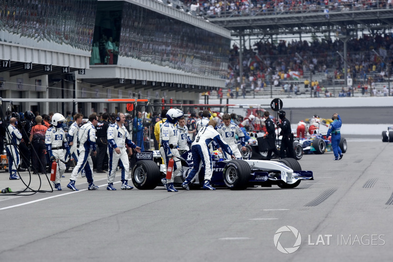 La mayor parte de los equipos (con neumáticos Michelin) se retiran de la carrera debido a su seguridad. Solo 6 pilotos tomaron la salida en aquel GP de Estados Unidos 2005.