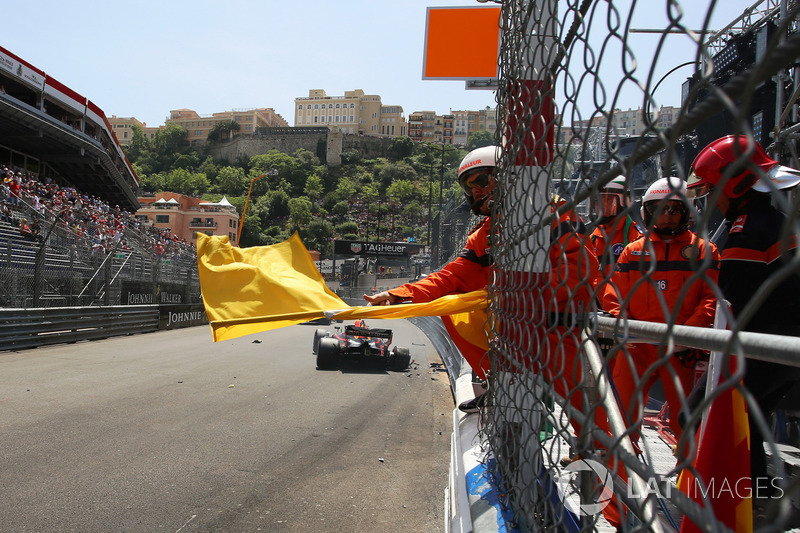 Bandiere gialle per l'incidente di Max Verstappen, Red Bull Racing RB14