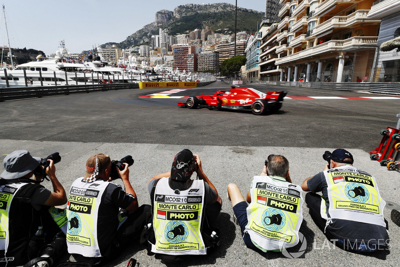 Los fotógrafos y Sebastian Vettel, Ferrari SF71H
