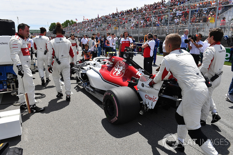 Charles Leclerc, Sauber C37 on the grid