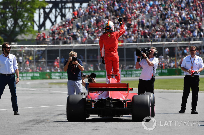 Il poleman Sebastian Vettel, Ferrari SF71H festeggia nel parco chiuso