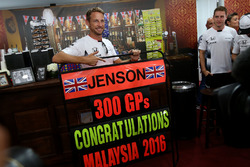 Jenson Button, McLaren viert zijn 300ste GP met Stoffel Vandoorne, McLaren F1 Team