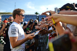 Nico Rosberg, Mercedes AMG F1, gibt Autogramme