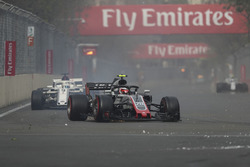Kevin Magnussen, Haas F1 Team VF-18 ilk turda patlak lastikle