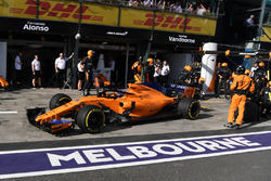 Fernando Alonso, McLaren MCL33 pit stop