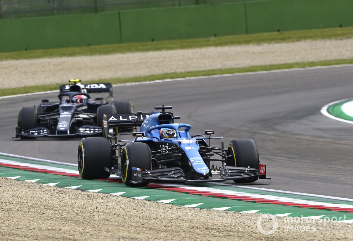 Fernando Alonso, Alpine A521, y Pierre Gasly, AlphaTauri AT02