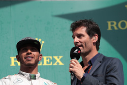 (L naar R): Lewis Hamilton, Mercedes AMG F1 op het podium met Mark Webber, Porsche Team WEC Driver /