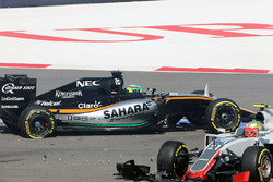 Esteban Gutierrez, Haas F1 Team VF-16, und Nico Hülkenberg, Sahara Force India F1 VJM09, crashen in