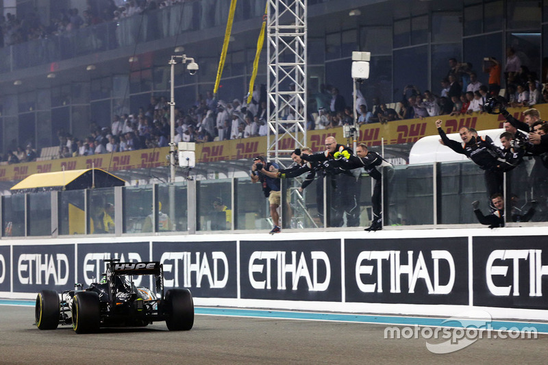 Ніко Хюлькенберг, Sahara Force India F1 VJM09 проїжджає повз команди після закінчення гонки, здобувш