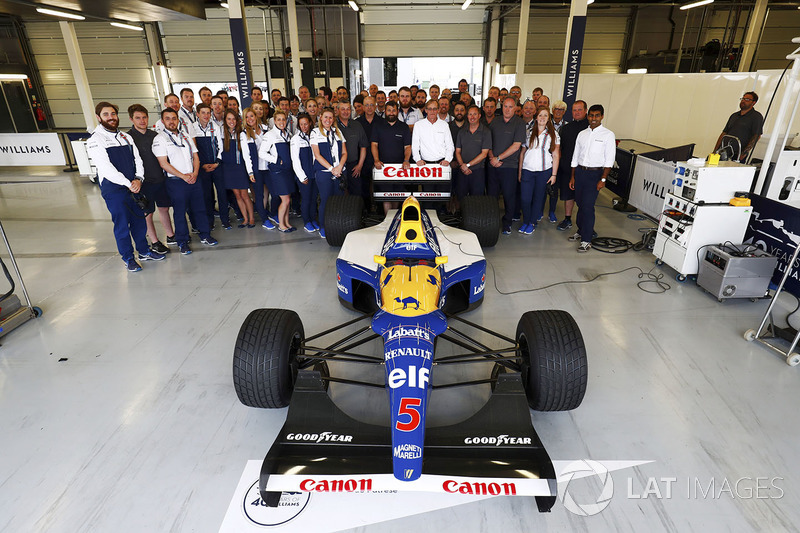 Групове фото поруч з Williams FW14B Renault