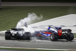 Ленс Стролл, Williams FW40,Карлос Сайнс-молодший, Toro Rosso STR12, зіткнення та сход