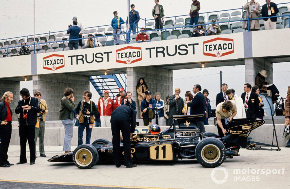 Emerson Fittipaldi in de Lotus 72D.
