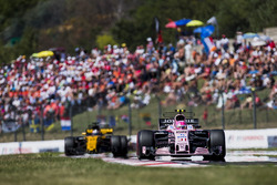 Esteban Ocon, Sahara Force India F1 VJM10, Jolyon Palmer, Renault Sport F1 Team RS17