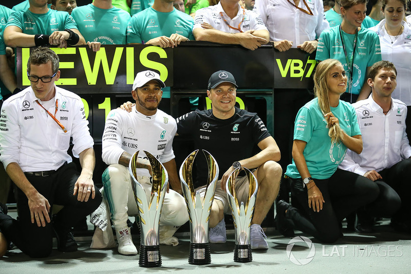 Race winner Lewis Hamilton, Mercedes AMG F1, third place Valtteri Bottas, Mercedes AMG F1 celebrate with the team