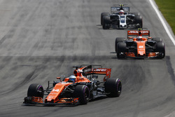 Fernando Alonso, McLaren MCL32, Stoffel Vandoorne, McLaren MCL32