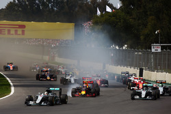 Lewis Hamilton, Mercedes AMG F1 W07 Hybrid, bij de start van de race