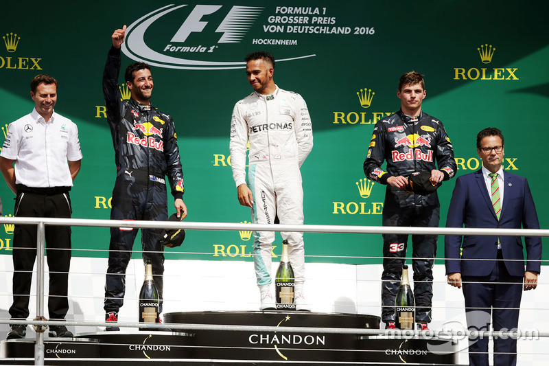 Podio: il vincitore Lewis Hamilton, Mercedes AMG F1, il secondo classificato Daniel Ricciardo, Red Bull Racing, il terzo classificato Max Verstappen, Red Bull Racing
