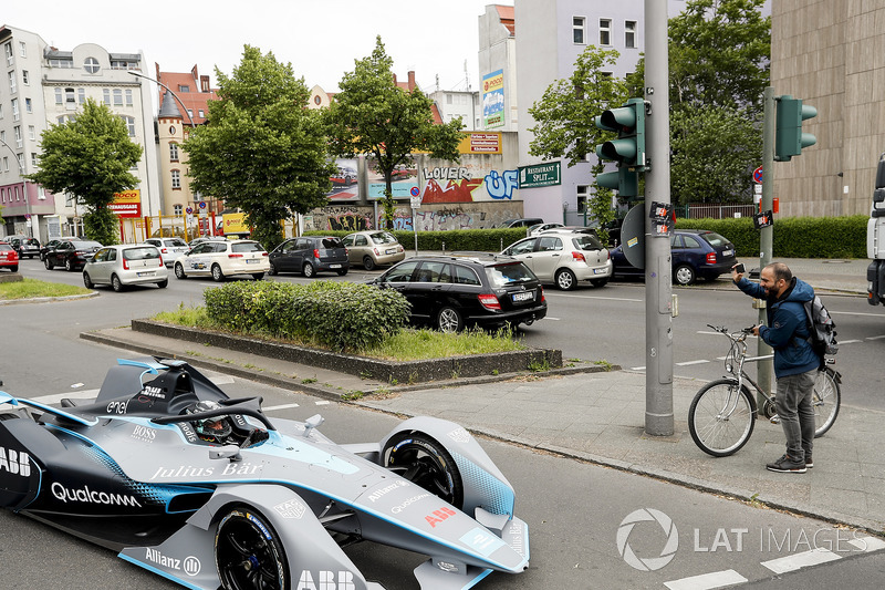 Formula 1 World Champion Nico Rosberg, Gen2 Formula E aracını Berlin sokaklarında sürüyor